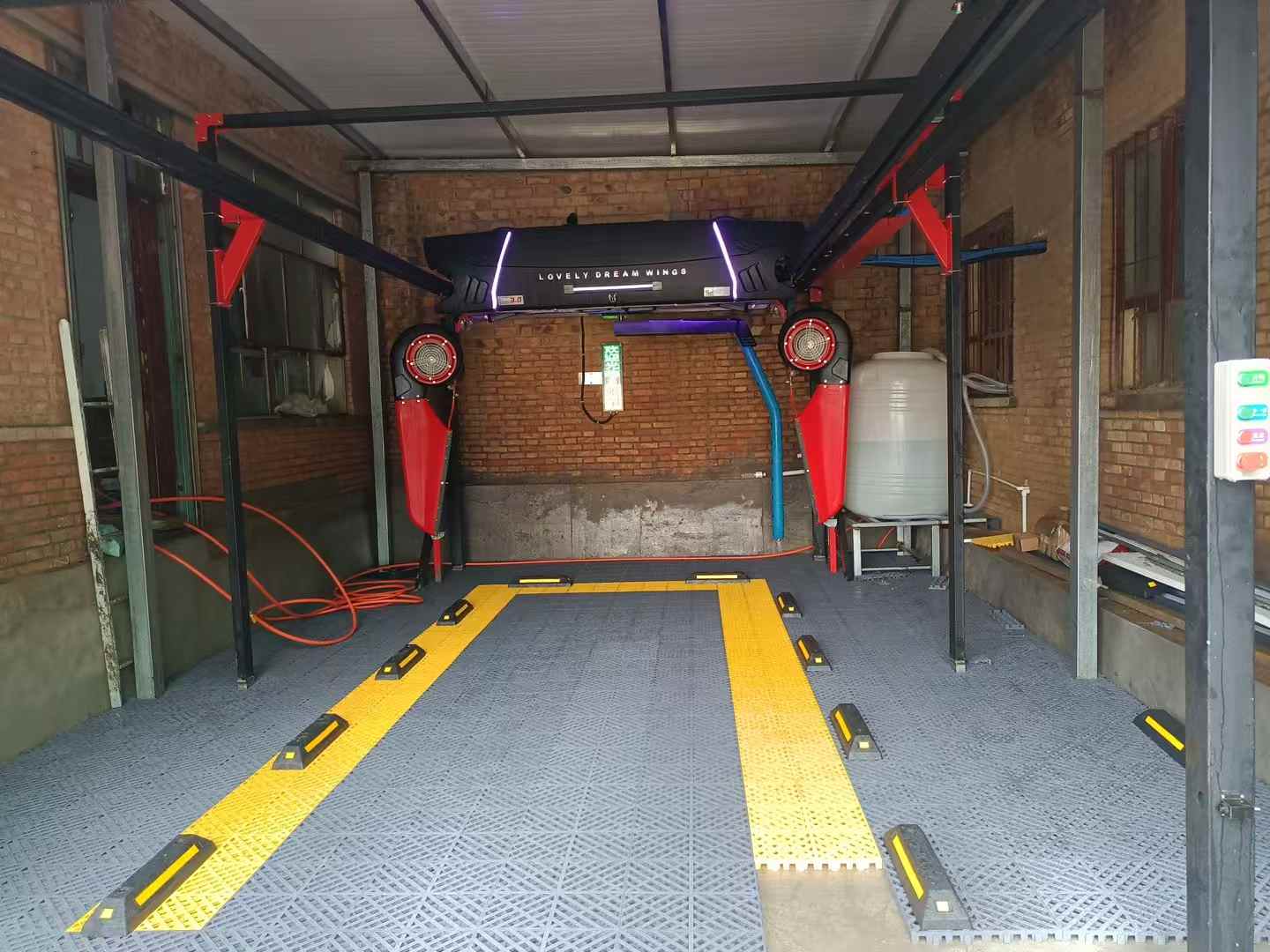恭喜内蒙古阿拉善双鱼座3.0全自动洗车机安装调试完成！